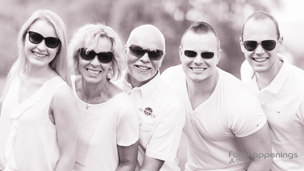 Portrait einer Familie mit Sonnenbrillen, erstellt von Fotohappenings & More
