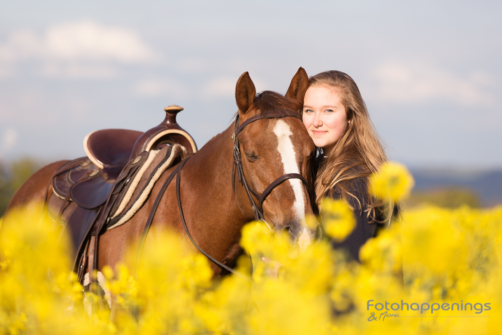 Portrait einer Reiterin mit Pferd im Rapsfeld, erstellt von Fotohappenings & More